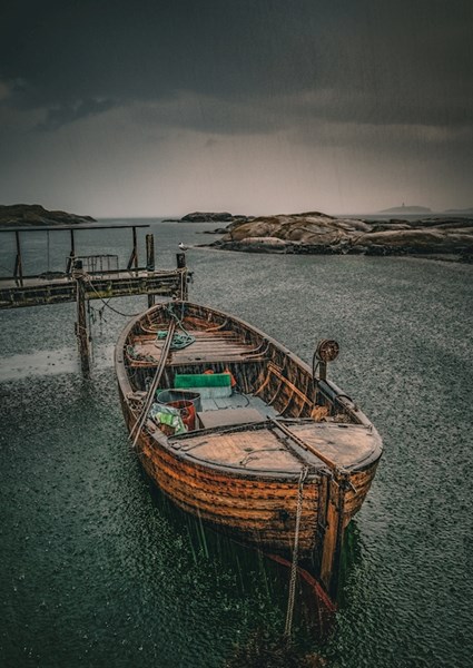 Oude houten vissersboot in posters & art prints door Dan Larsson - Printler