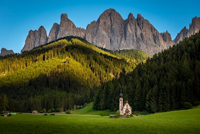 Iglesia en los Dolomitas
