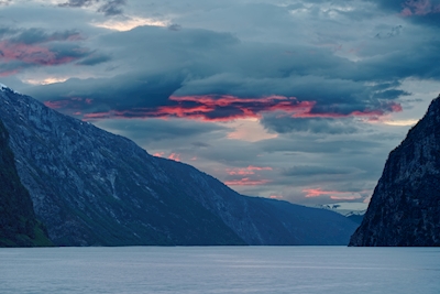Rote Wolken am Fjord