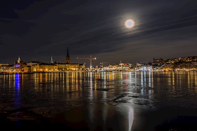 Volle maan boven Stockholm
