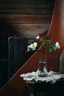 Witte bloemen in oud huis 