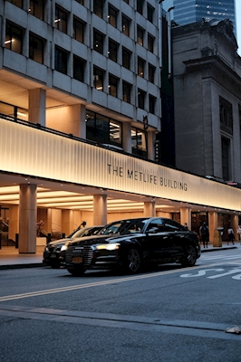 Bil framför MetLife Building