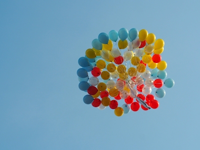 Barevné balónky na obloze