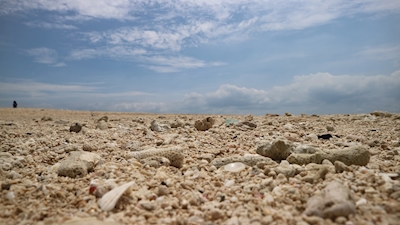 Zand en rotsen aan het strand