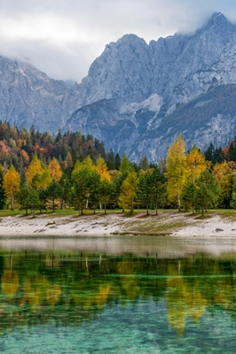 Lake Jasna in herfst, Slovenië
