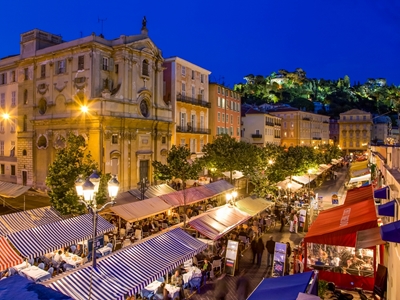 Cours Saleya w mieście Nicea 