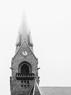 Église dans le brouillard