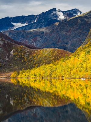 Montanhas de outono refletidas no lago
