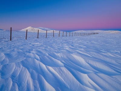 Formations de neige aux clôtures frontalières