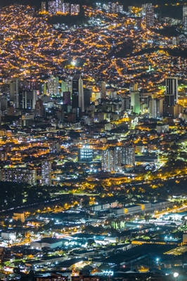 Medellín stad bij NACHT