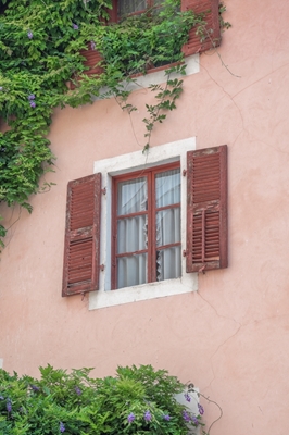 Vanha ikkuna ikkunaluukuilla 