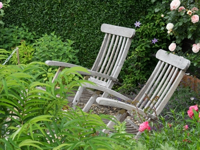 Krzesła w ogrodzie letnim