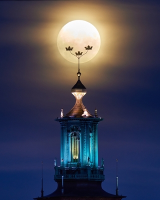 Volle maan op het stadhuis