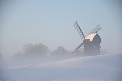 Větrný mlýn pokrytý sněhem