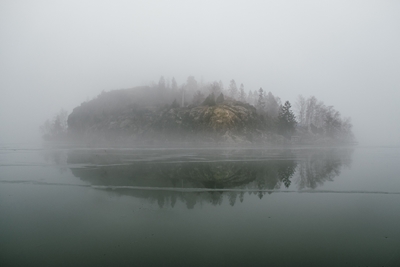 L'isola nella nebbia