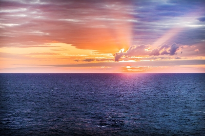 Auringonlasku meren yllä