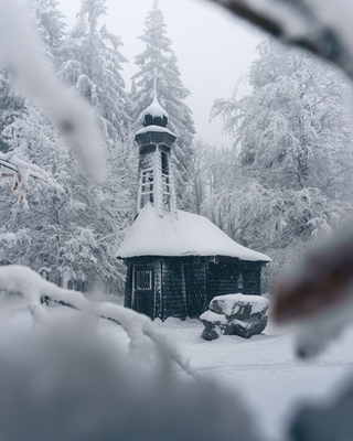 Een kapel in diepe sneeuw