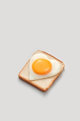 Toast con uovo come cuore