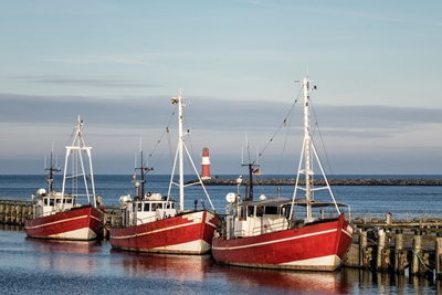 Rybářské lodě a věž s molem
