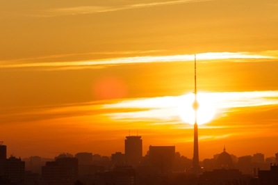 Soluppgång uppgång över Berlins stadssilhuett 