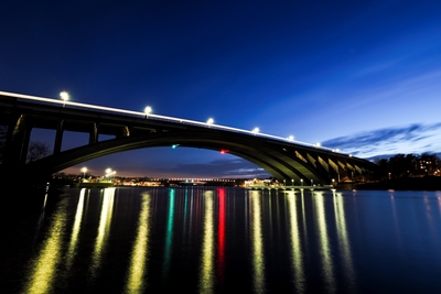 Hermoso puente iluminado