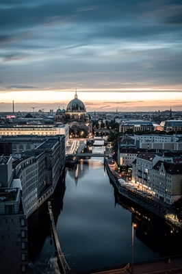 Solnedgang over katedralen i Berlin