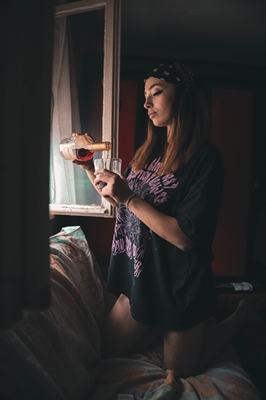 Dívka nalévá whisky v retro stylu