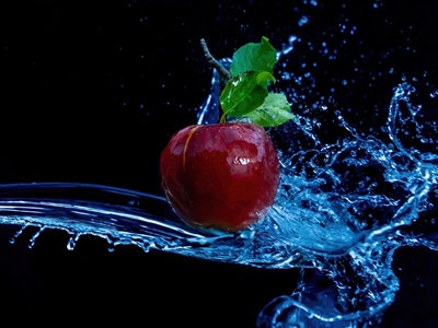 Appel in een waterstraal