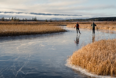Patinaje sobre hielo en el lago Ånnsjön
