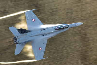 F18 Hornet mit voller Geschwindigkeit