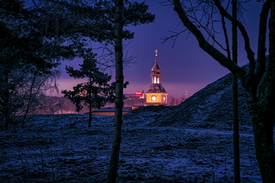 Kristine Kirche in der Nacht