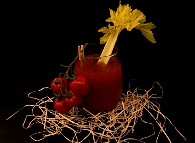Asetelma cocktail gin tomaatti