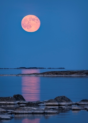 Pleine lune sur la mer