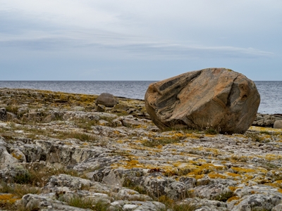 Piedra junto al mar