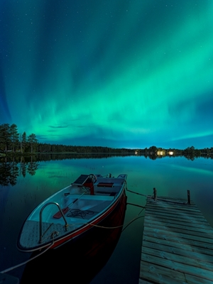 Barca nell'aurora boreale