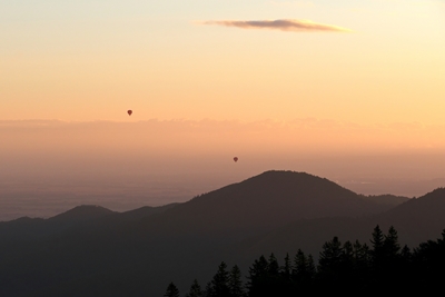 Fahrt mit dem Heißluftballon im Morgengrauen