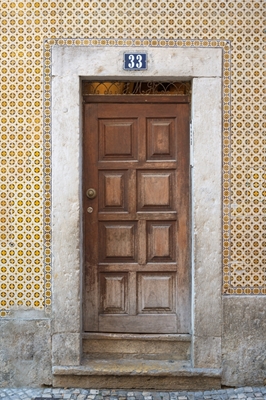 A porta marrom nº. 33