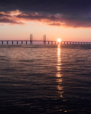 Auringonlasku Juutinrauman sillan yllä