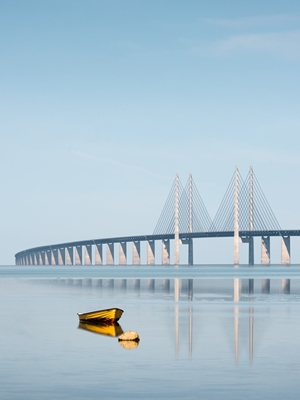 Barca gialla sul ponte dell'Öresund