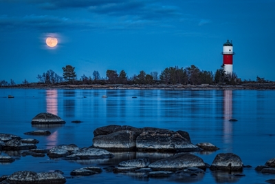 Moon vs Lighthouse