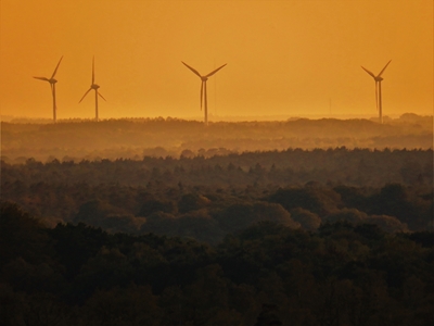 Větrné mlýny při západu slunce
