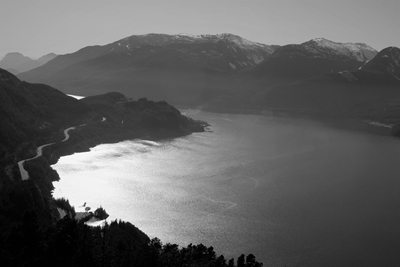 Bergen en zeeën in zwart-wit