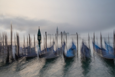 Gondole di Venezia nella nebbia mattutina