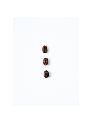 Kaffeebohnen auf weißem Hintergrund 3