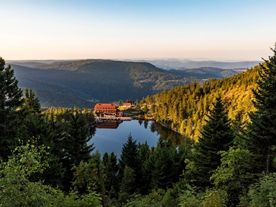 Jezero Mummelsee v Černém lese