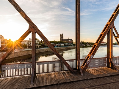 Løftebro og katedral i Magdeburg