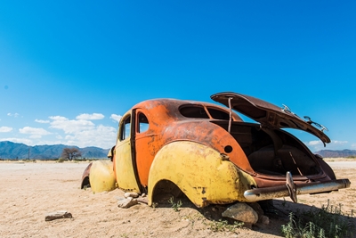 Relitti d'auto nel deserto