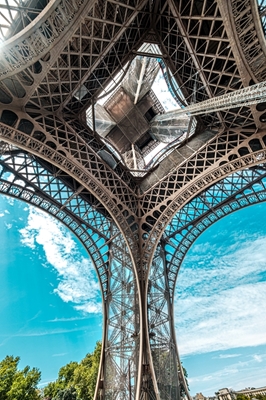 Sob a Torre Eiffel