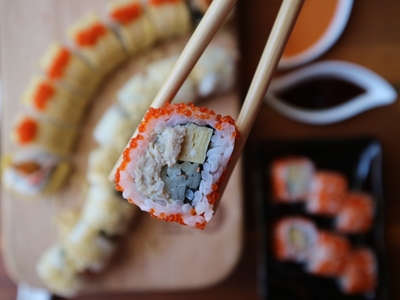 Sushi essen mit Stäbchen 