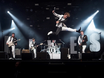 The Hives Jump!